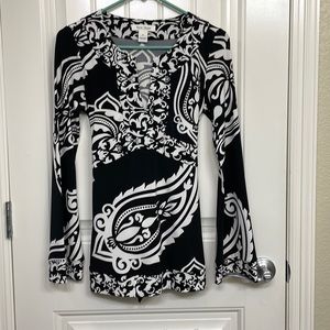 White House Black Market Black and off white floral design tunic blouse,…
